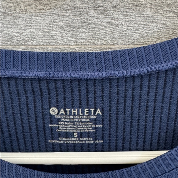 Athleta longSleeve textured active top Two-Tone Navy and Black size small - Picture 3 of 8